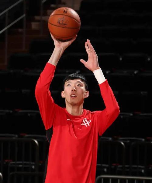 nba火箭队周琦黑色球衣,nba火箭队周琦黑色球衣是谁