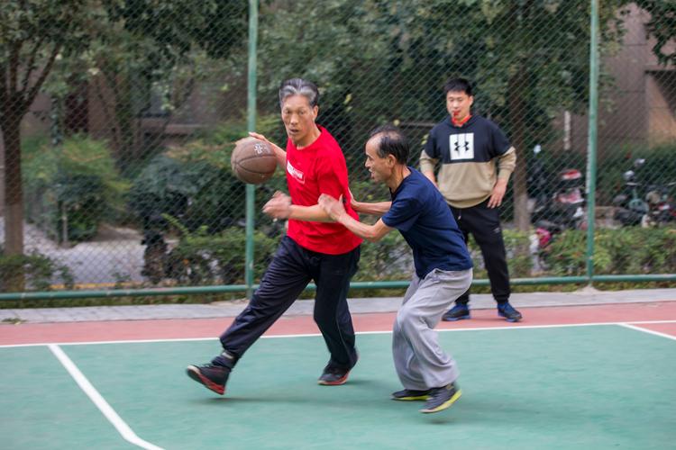 百岁老人投篮姿势视频教学,老人趣味投篮活动