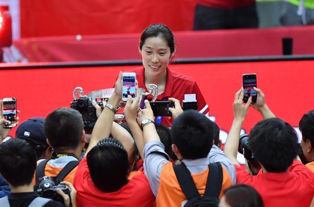 天津女排朱婷夺冠颁奖仪式,天津女排夺冠后采访朱婷