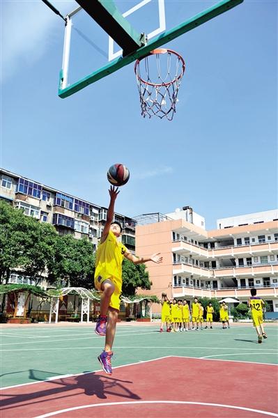 小学生打篮球投篮怎么发力,小学生打篮球投篮怎么发力图片